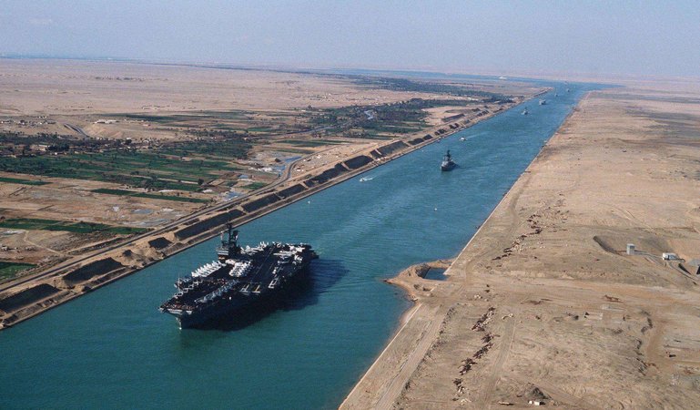 苏伊士运河：人类工程奇迹与全球贸易的重要枢纽