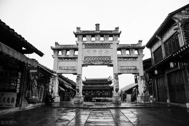 贵州青岩古镇：石头筑成的历史韵味与魅力小镇