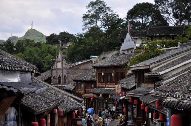 贵州青岩古镇：石头筑成的历史韵味与魅力小镇