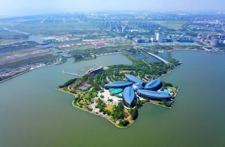 临港新城滴水湖：自然与休闲的完美融合