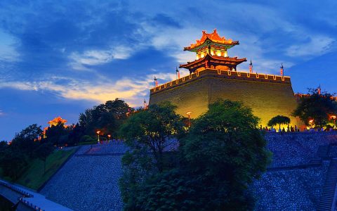 西安城墙：历史的印记与城市的守护者