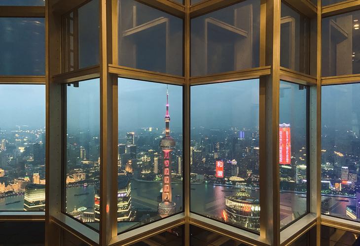 金茂大厦88层观光厅：俯瞰上海的壮丽之巅