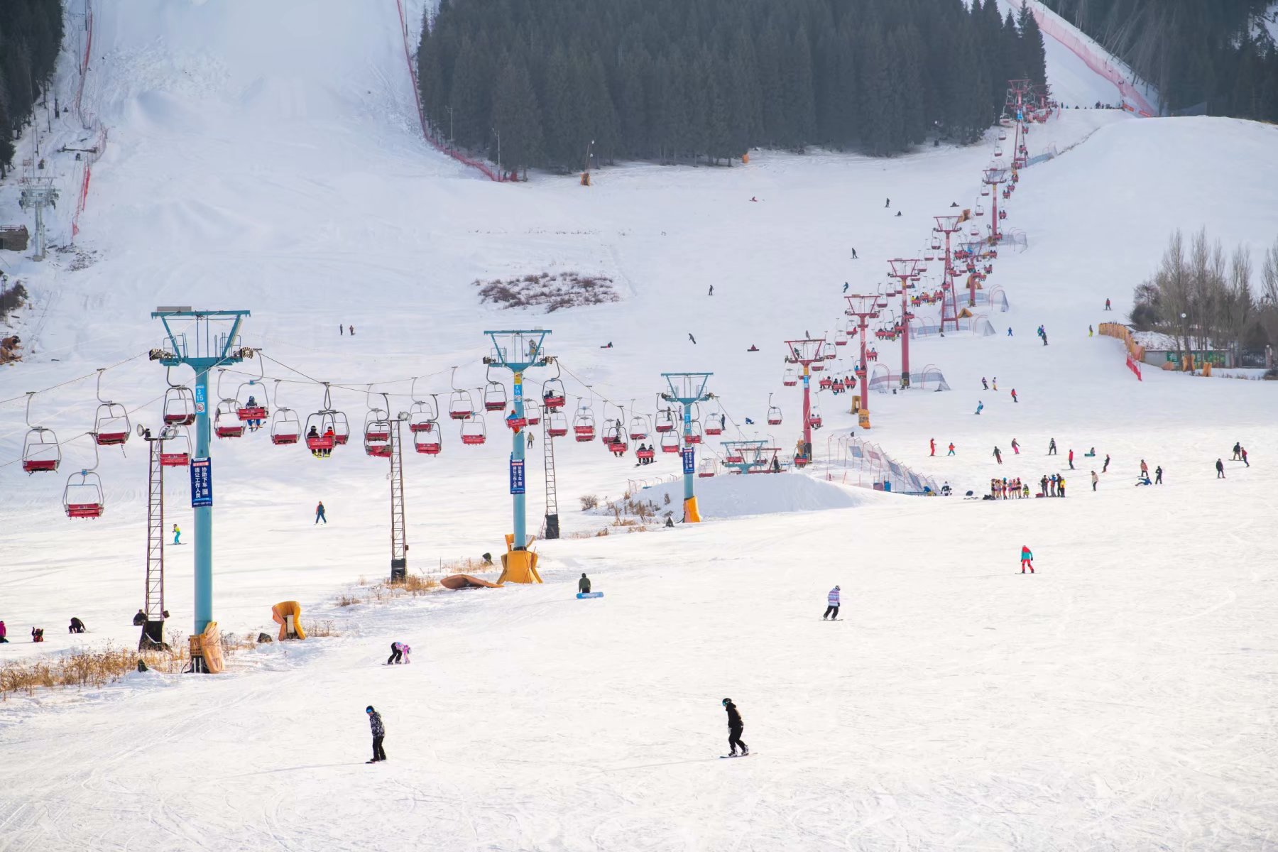 天山天池滑雪场：冬日里的滑雪天堂与娱乐胜地