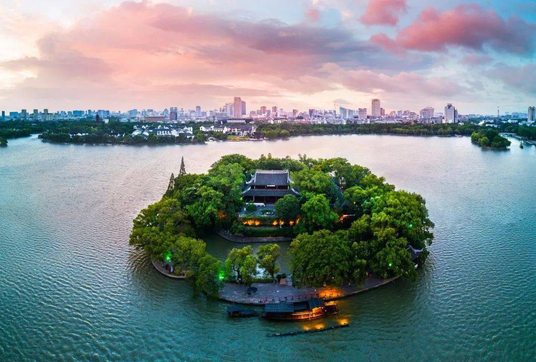 嘉兴南湖：历史与美景的交融之地