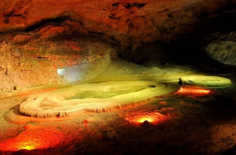 纳灵洞：AAA级旅游景区的自然魅力与人文风情