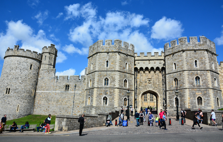 温莎古堡：英国王室的历史瑰宝与现代驻足之地